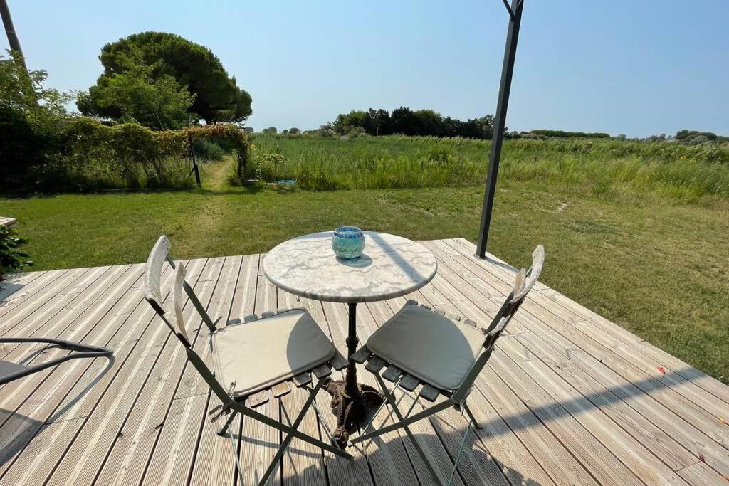 séjour insolite et écologique dans une Tiny house Aigues-Mortes Esterno foto