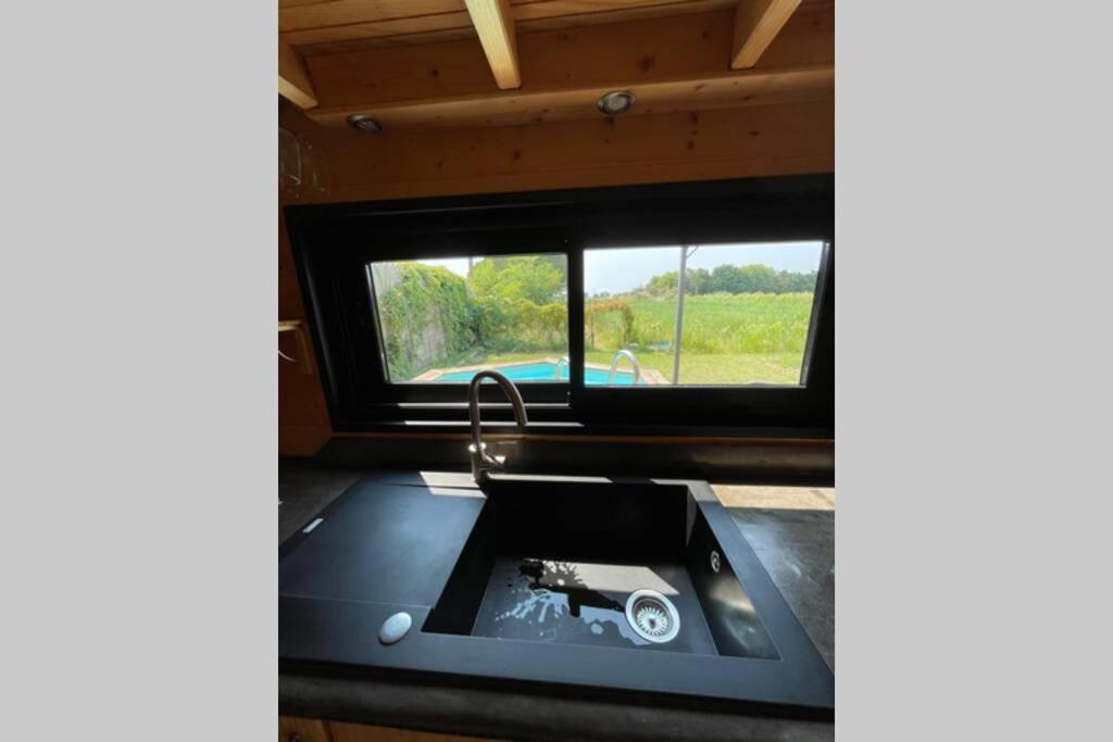 séjour insolite et écologique dans une Tiny house Aigues-Mortes Esterno foto